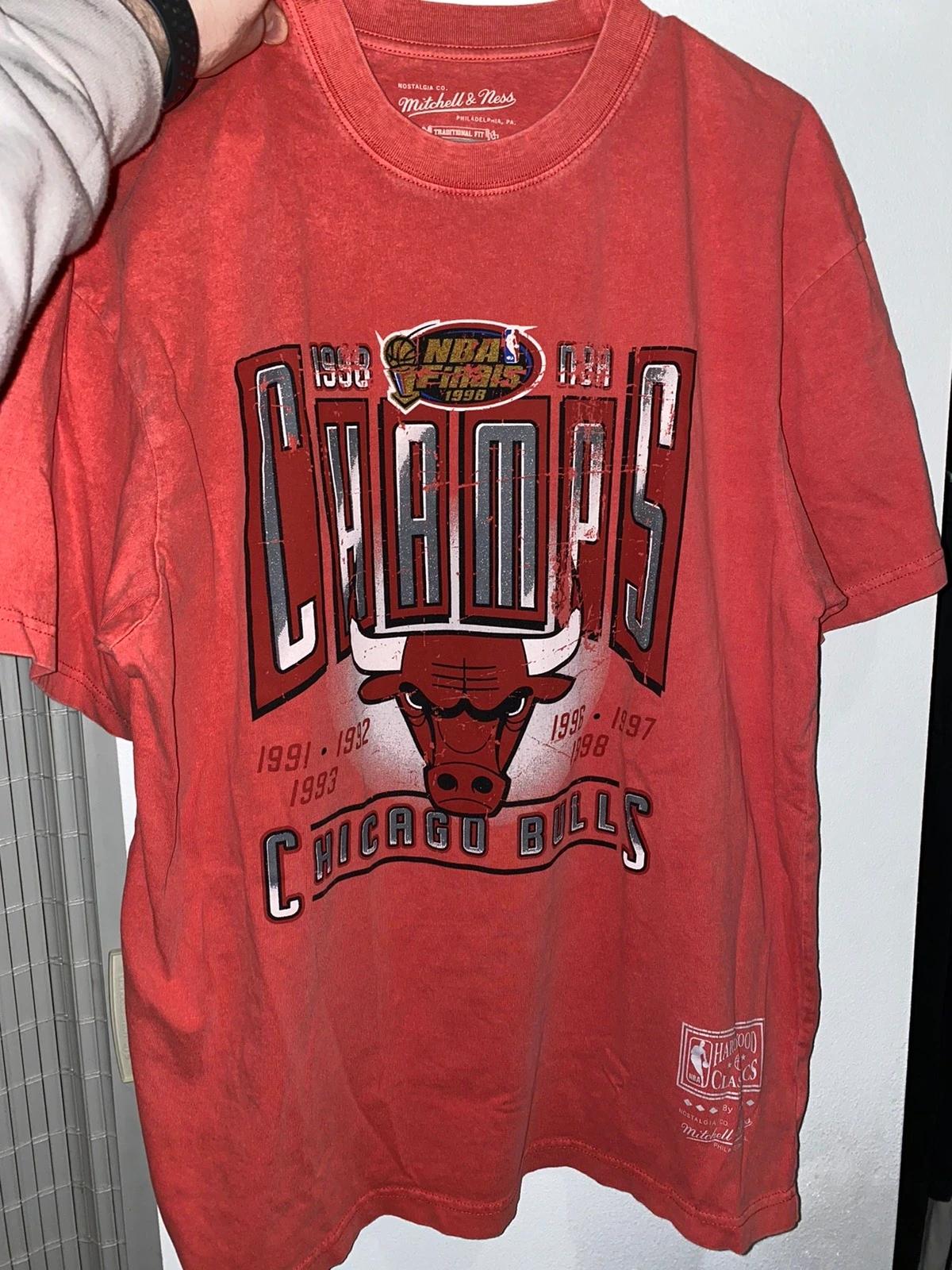 Vintage Style Washed Chicago Bulls Mitchell And Ness Shirt Hoodie Sweatshirt Reprinted Full Size Gifts for NBA Fans