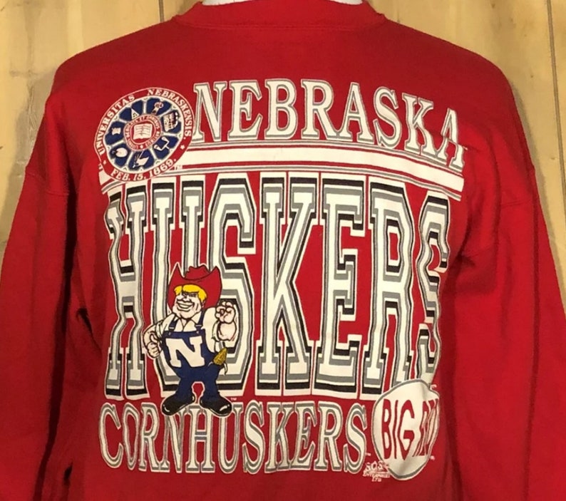Vintage Style University of Nebraska Cornhuskers Sweatshirt Shirt Perfect Gift for FansNotre Dame NCAA Enthusiasts - Image 2